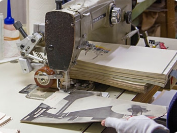 数ページずつ分けながらミシンで背の部分を綴じていきます。