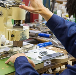 表紙を作ります。活字を熱して金箔を表紙の背に熱転写します。